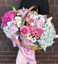 Композиция солнечный день в Кули Цветочная композиция из Розы, Хризантемы, Пионы и Лизиантусы в корзине в Кули