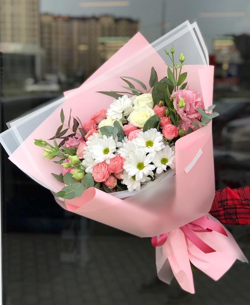 Букет нежный в Кули Букет цветов из: Розы, Лизиантусы и Хризантемы в Кули